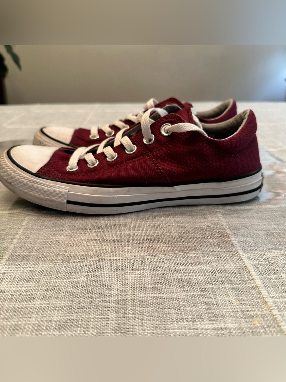 Converse Chuck Taylor All Star Low Top Maroon Burgundy Sneakers Women's Size 8